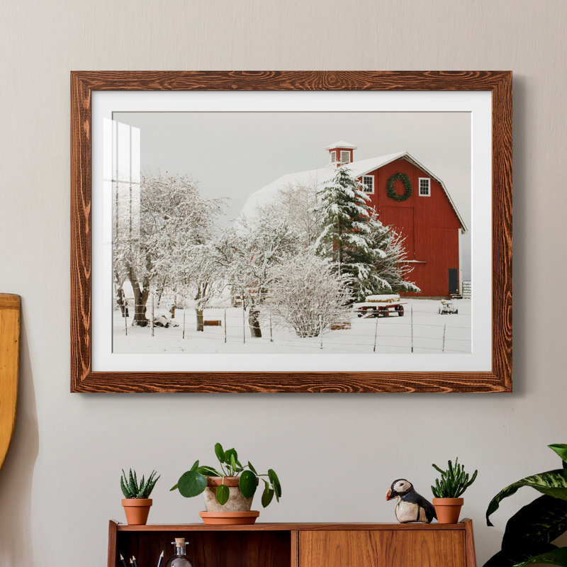 Festive Barn - reproduction de photo sur papier encadrée, H 31 po x l 44 po x P 1 po, Papier avec cadre érable