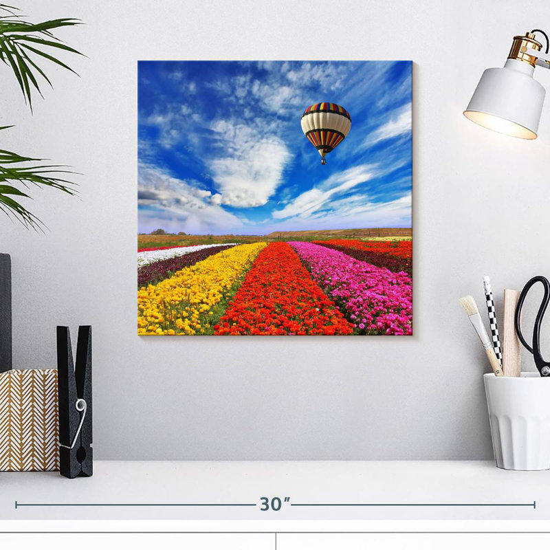 Alvord ballon au-dessus d'un champ de fleurs, H 16 po x l 16 po