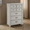 Commode haute 57 po à 7 tiroirs Myna, placage de chêne blanc rustique