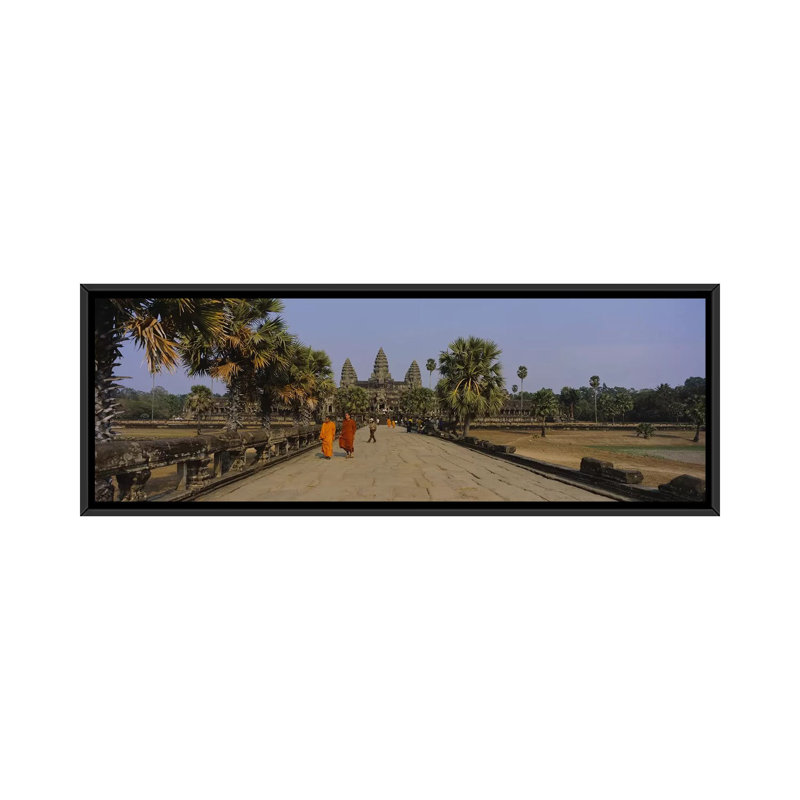 «Panoramic Two Monks Walking devant an Old Temple, Angkor Wat, Koh Reap, Cambodge» par Panoramic Images, reproduction de photo sur toile giclée
