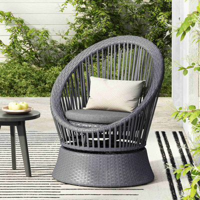 Chaise en fer avec coussin en rotin et coussin d'assise moelleux