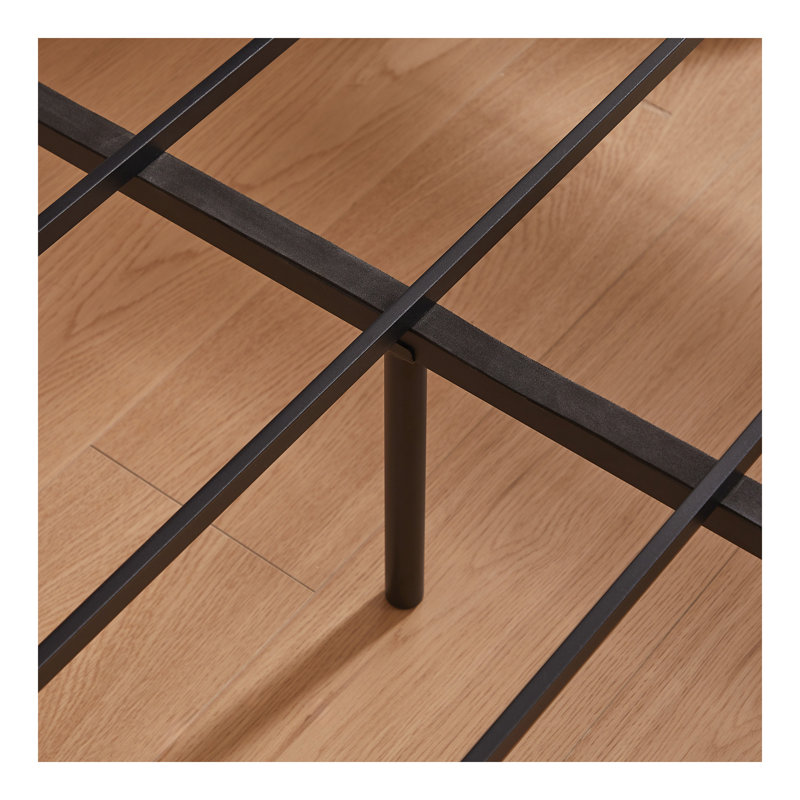 Structure de lit grand avec tête de lit, station de charge intégrée, conception à lignes courbes ondulées, fonctionnement silencieux, support en métal, naturel