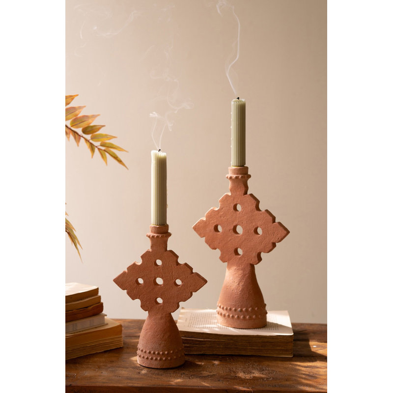 Ensemble de deux porte-bougies coniques en terre cuite