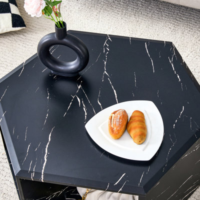 Table basse noire minimaliste - hexagonale. Rangement supplémentaire. Différentes tailles disponibles. Facile à nettoyer. Moderne hexagonal en noir. Choix de rangement fonctionnels. Différentes tailles. Structure stable