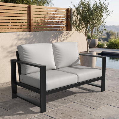 Sofa deux places d'extérieur Oltjana avec dossier à lattes inclinées, structure en aluminium et coussins Sunbrella