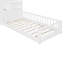Lit simple blanc avec fenêtre, tiroirs de chevet, douilles et support de rangement simple