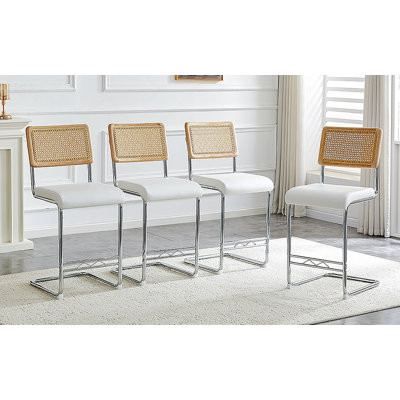 Tabouret de bar en rotin naturel 4 pièces avec dossier en bois massif Tabouret de comptoir de style moderne médiéval de 25 pouces Tabouret de cuisine en similicuir blanc avec pieds en métal chromé.