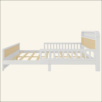 Structure de lit en rotin avec lumières DEL et tête de lit à rangement, lit plateforme avec barrières de sécurité pour enfants