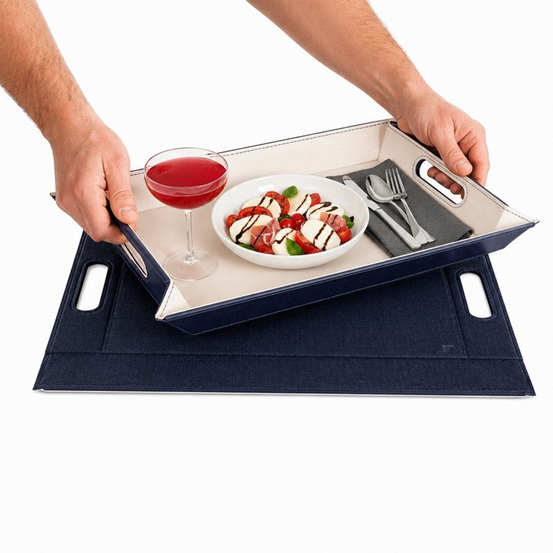 Plateau de service et napperon convertible 2-en-1 Freeform Freeform, similicuir de qualité supérieure - plateau repose-pieds, plateau de canapé et plateau de recouvrement avec poignées, tissu réversible bleu et ivoire, 4 pièces