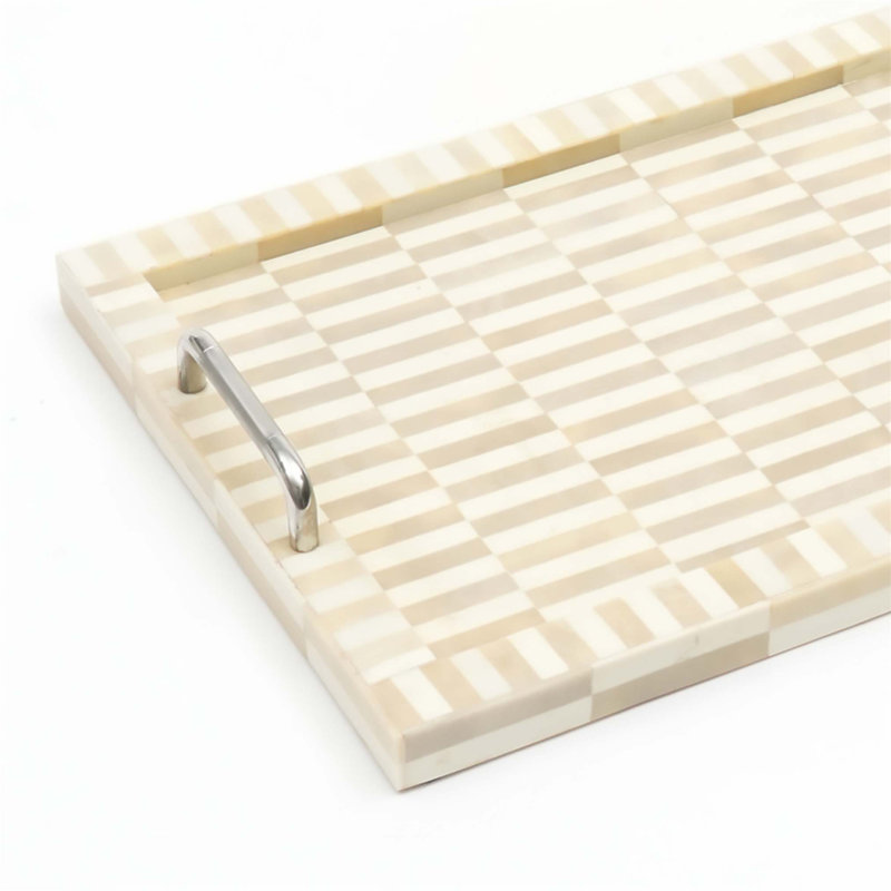 Plateau de service en bois de manguier fabriqué à la main avec un motif géométrique complexe, idéal pour une décoration intérieure élégante et une utilisation polyvalente