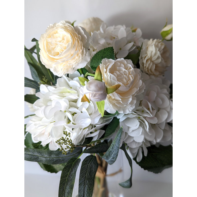Hydrangea et arrangement de soie rose dans un vase