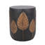 Table d'appoint d'extérieur en béton léger avec motif de feuilles bohème et finition bicolore pour des espaces de patio élégants.