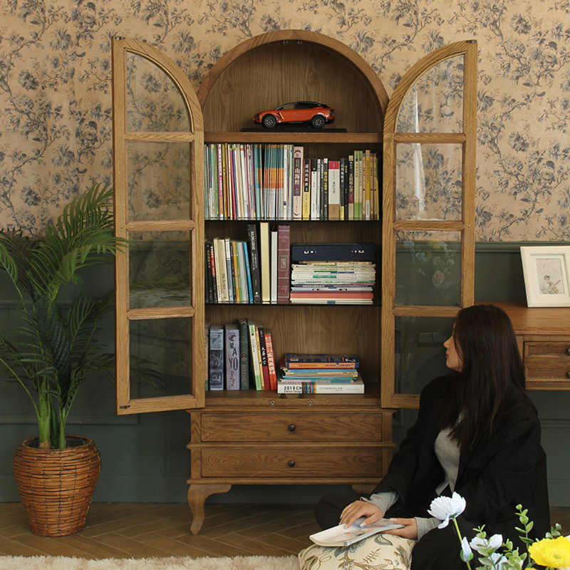 Vitrine arquée au design rétro français, Brun