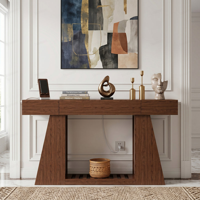 Console étroite avec prise de courant intégrée, canapé de style campagnard derrière le canapé, table de vestibule avec compartiment de rangement latéral et tablette inférieure à lattes