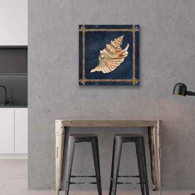 «Seashell on Navy V» par Cindy Jacobs, art mural en verre acrylique