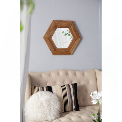 Miroir hexagonal unique avec cadre en bois fin pour une décoration polyvalente