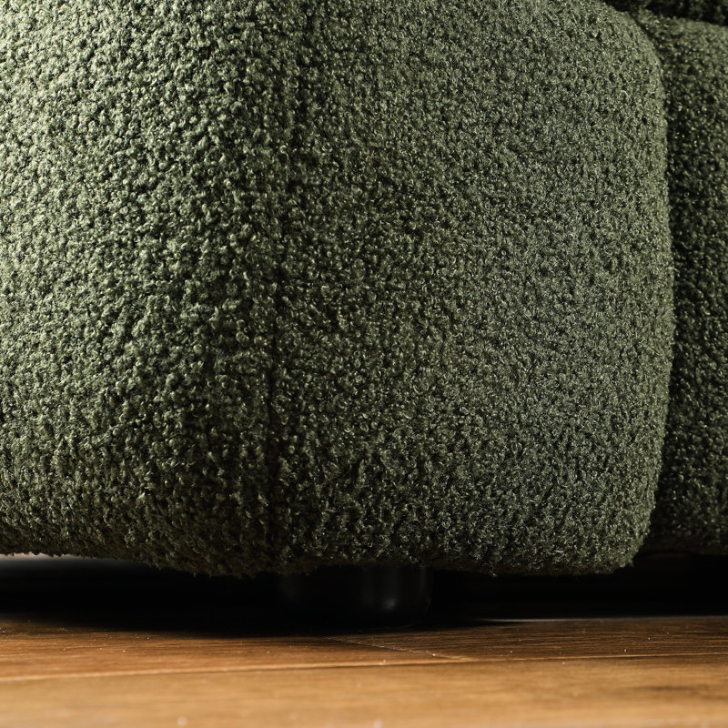 2 boucles en olive, conçues pour les petits appartements et les intérieurs modernes, avec des accoudoirs carrés aux lignes épurées, faites pour durer avec des matériaux de qualité, livré avec deux oreillers à dossier divisé, assorti