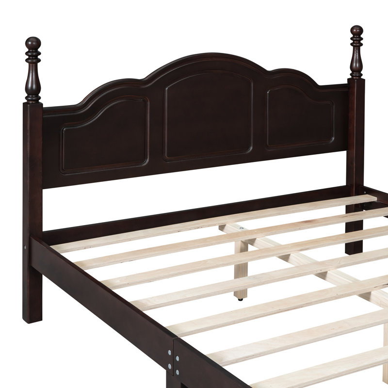 Lit plateforme Queen en noyer foncé, 3 chambres, avec deux tables de chevet. Tête de lit rétro classique. Construction robuste en pin et contreplaqué. Montage facile. Rangement pratique dans les tables de chevet. Supporte jusqu'à 227 kg. Un style captivant.