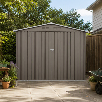 Abri de jardin en acier galvanisé gris olive de 2,4 m × 1,8 m, avec double porte verrouillable et aérations intégrées pour le rangement du matériel de jardin.