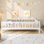 Lit plateforme en bois avec garde-corps-363397128
