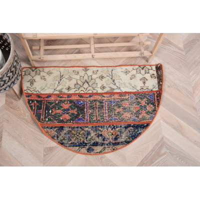 Tapis turc rétro fait à la main avec motifs floraux et géométriques pour une décoration intérieure unique