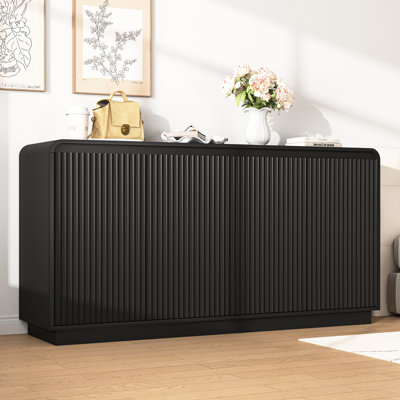 Meuble télé noir cannelé sans poignée avec prise de courant, 3 rangements réglables, idéal pour les médias et les décorations de salon Conception à 4 portes encastrées, salles à manger avec rangement comme buffet