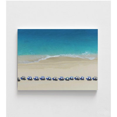 Beach Umbrellas from Above - photographie aérienne côtière