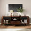 Meuble télé Mid-Century en bois avec design cannelé, station de charge intégrée et tiroir de rangement, console multimédia pour téléviseur de 65 po ou moins
