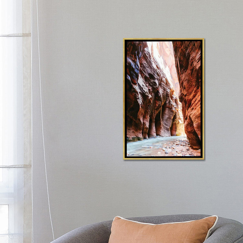 «The Narrows, Zion I» par Matteo Colombo - reproduction de photo, H 26 po x l 18 po x 1,5 po, Toile encadrée d'or, Aucun mat