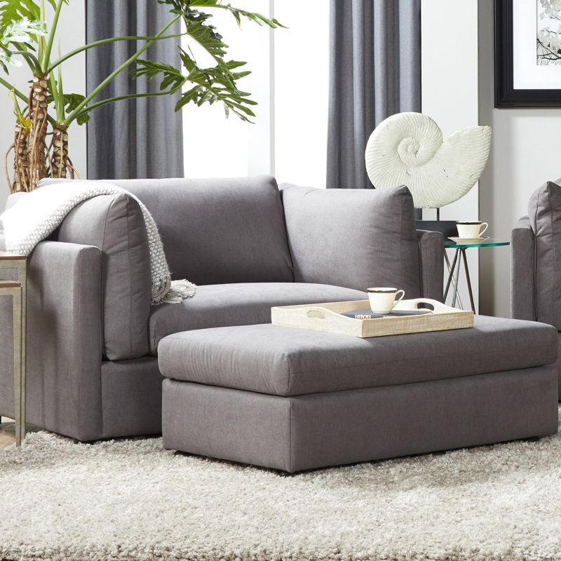 Chaise à assise profonde de couleur gris carbone au look élégant et moderne