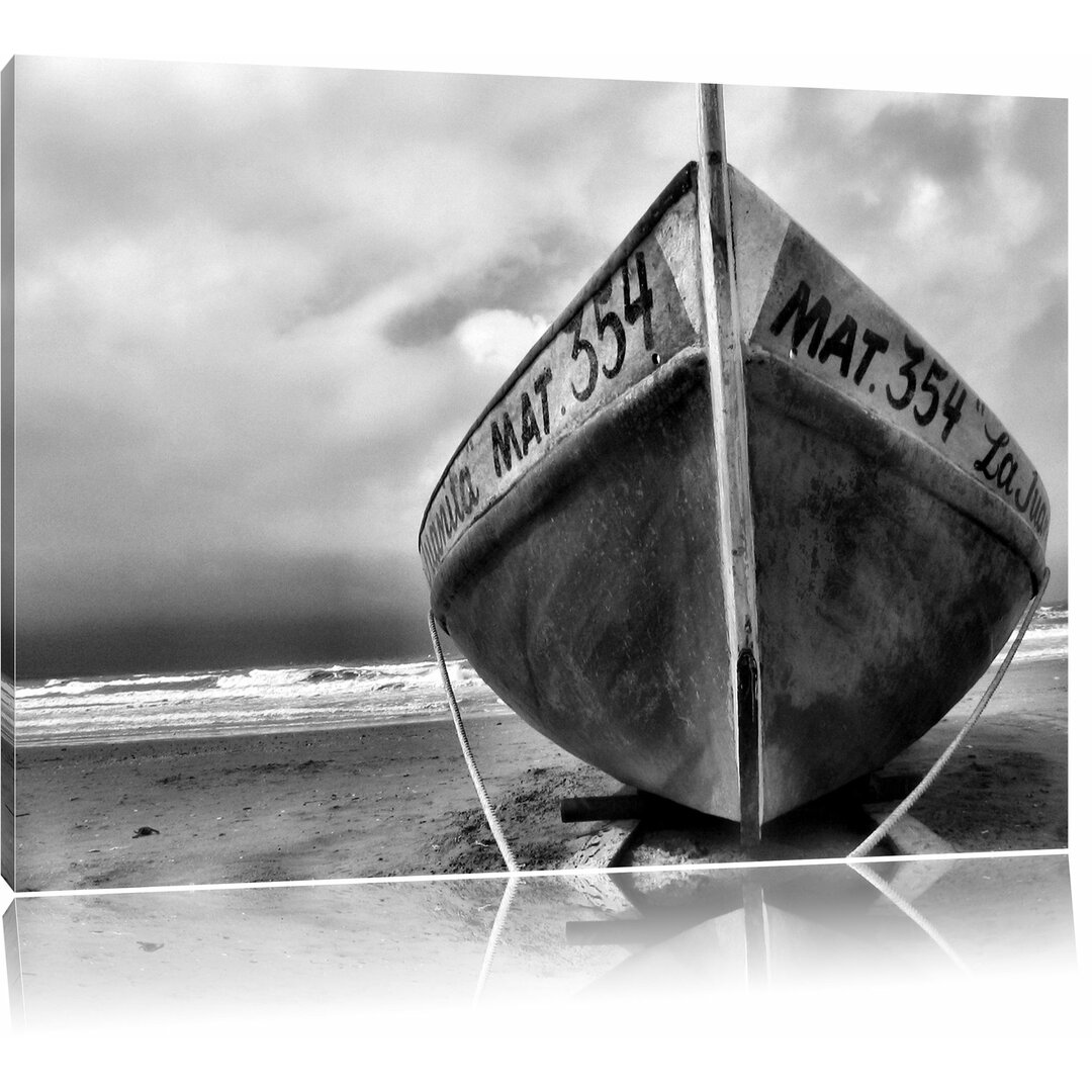 Leinwandbild Kleines Segelboot am Strand in Monochrom