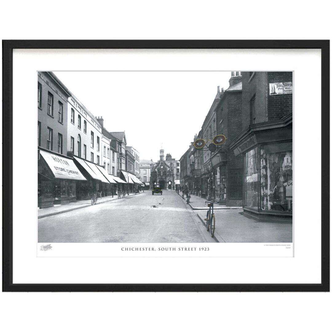 Gerahmtes Papierbild - Fotografie „Chichester, South Street 1923” von Francis Frith