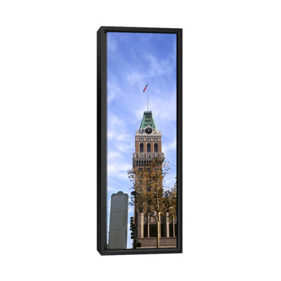 Panoramique «Faible angle de vue d'un édifice à bureaux, Tribune Tower, Oakland, Alameda County, Californie, États-Unis», reproduction d'art sur toile tendue