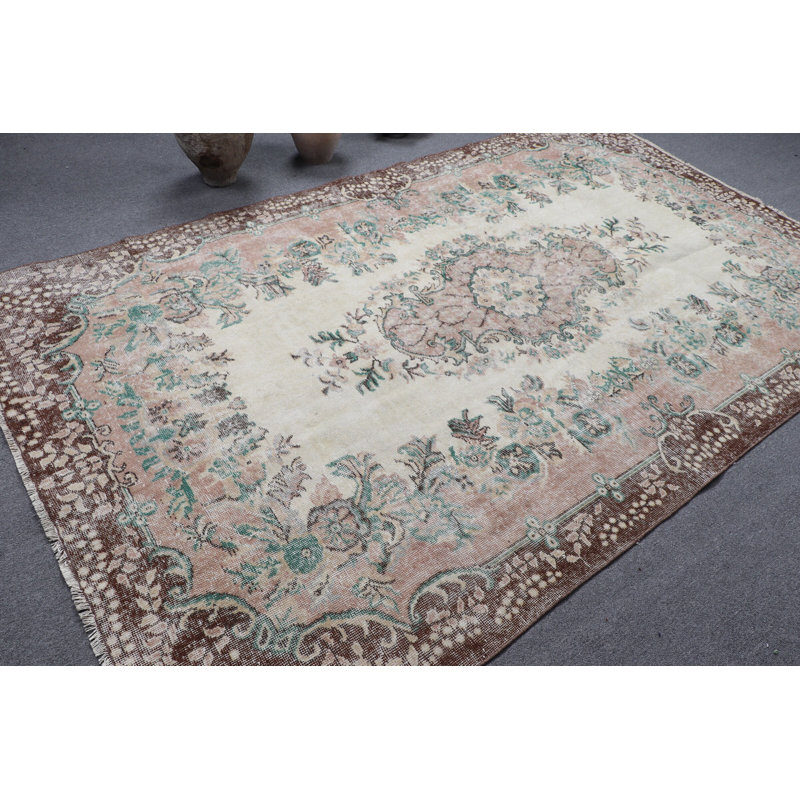 Tapis turc rétro unique avec motif floral pastel tissé à la main dans des tons beiges et verts doux pour un décor élégant