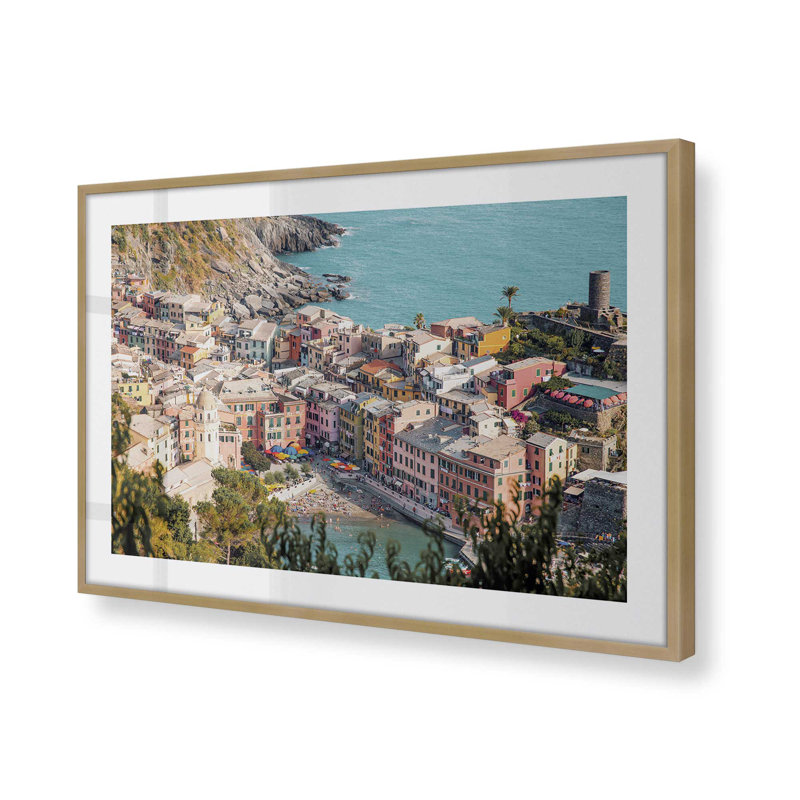 «Coastal Town Views», impression roulée, Cadre doré brossé, H 25,25 po x l 37,25 po x P 1,25 po