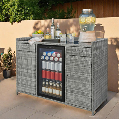 Armoire-bar d'extérieur en osier de 53,5 po avec mini-réfrigérateur, tablettes réglables, tiroirs et plateau en verre