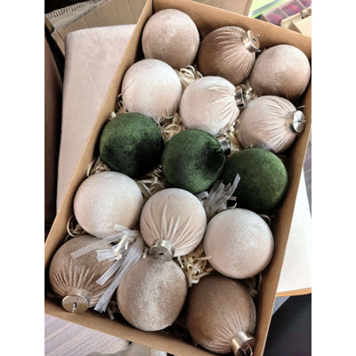 Boules de Noël multicolores, en plastique floqué, rouges, blanches et beiges.