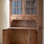 Une armoire vintage française en bois massif sculpté