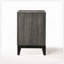 Table de chevet transitionnelle en bois à 2 tiroirs à finition grise, parfaite pour les chambres à coucher modernes et classiques, peu encombrante et élégante.