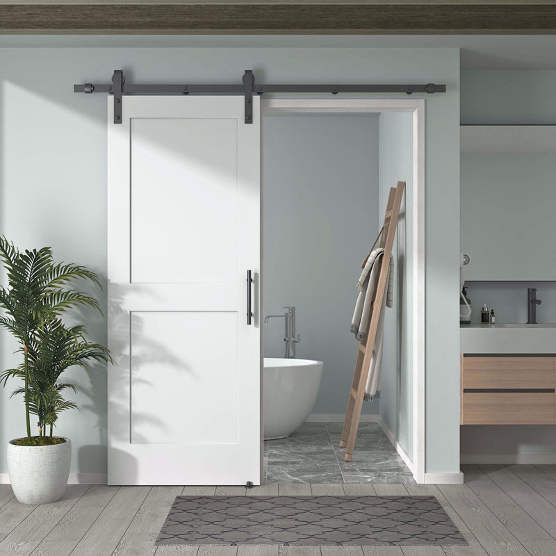 Porte de grange coulissante pré-assemblée de 36 po x 80 po avec porte de grange tout-en-un de 6,6 pi, conception de shaker à 2 panneaux, noyau solide, apprêté blanc, avec rail monobloc, avec poignée et serrure incluses