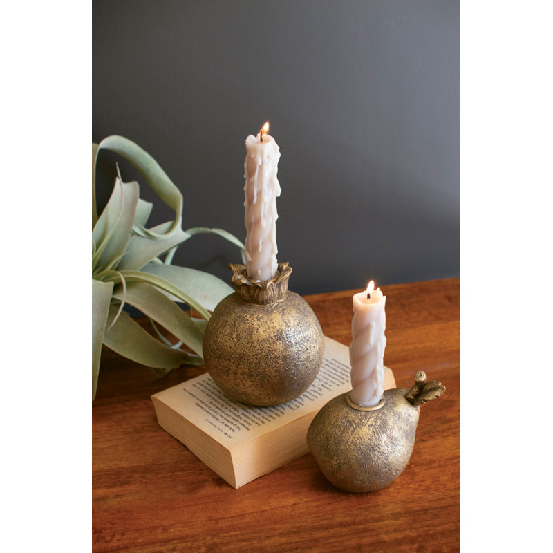  Ensemble de deux porte-bougies, décor de fruits en résine dorée, grenade et poire