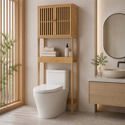 Armoire de rangement en bambou au-dessus de la toilette avec portes à lattes, tablette réglable et tablette ouverte pour l'organisation de la salle de bain