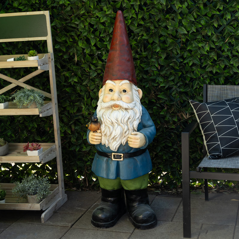 Statue de gnome géant avec oiseau