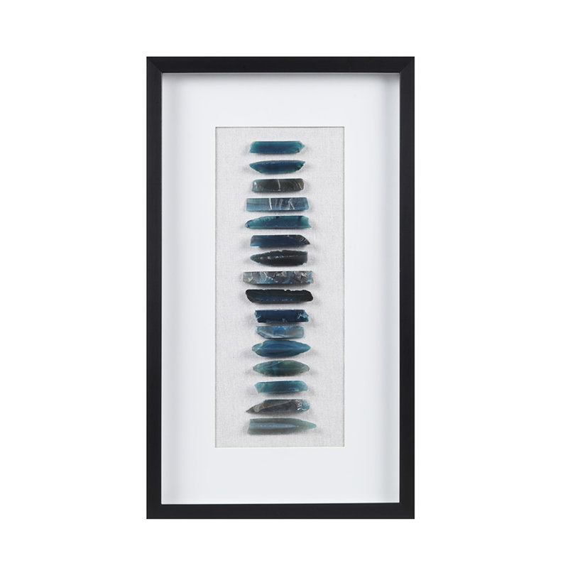 Décoration murale encadrée bleu agate - art dimensionnel, céruléen teint naturel, base blanc doux, cadre en verre et noir, décor suspendu horizontalement, agate de céruléen, contraste, protection, utilisation intérieure