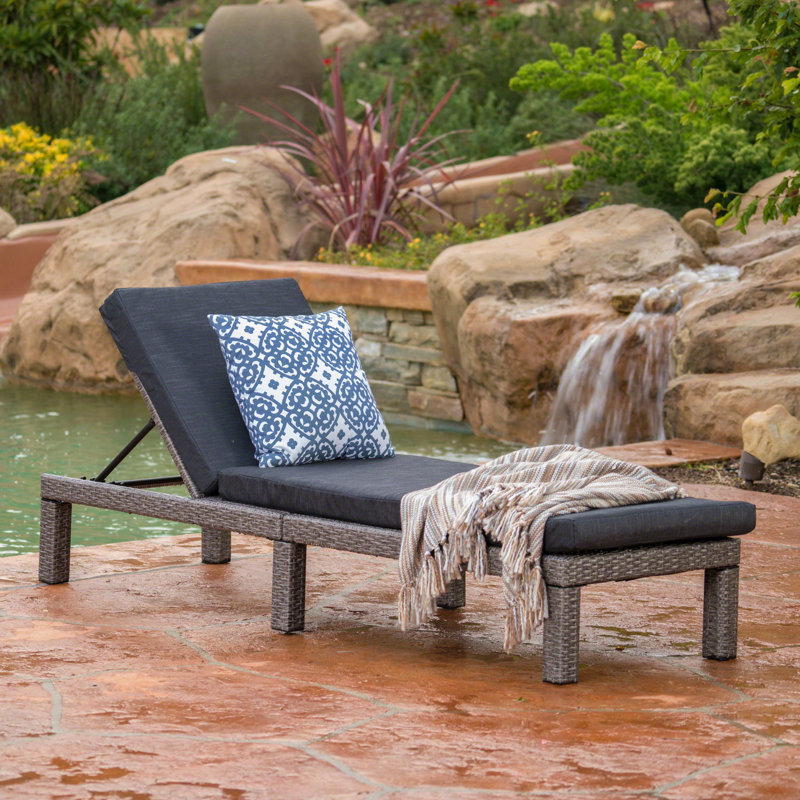 Chaise longue en osier pour cour près de la piscine, noir