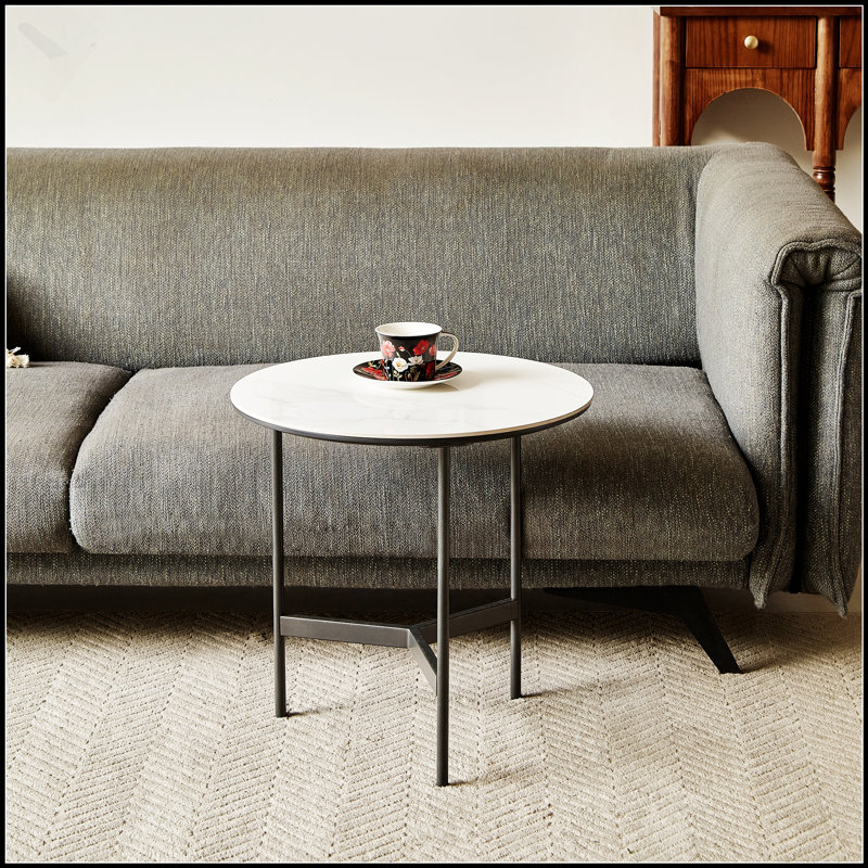 Petite table d'appoint ronde en métal, table de chevet étroite avec un design pointu pour une vie moderne et peu encombrante