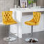 Tabourets de bar pivotants en velours avec hauteur de siège réglable, base chromée rembourrée moderne pour le confort d'un pub et d'un îlot de cuisine-436430975-436430945