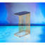 Table d'appoint hypnotisante bleue et dorée avec des options utilitaires distinctives captivantes