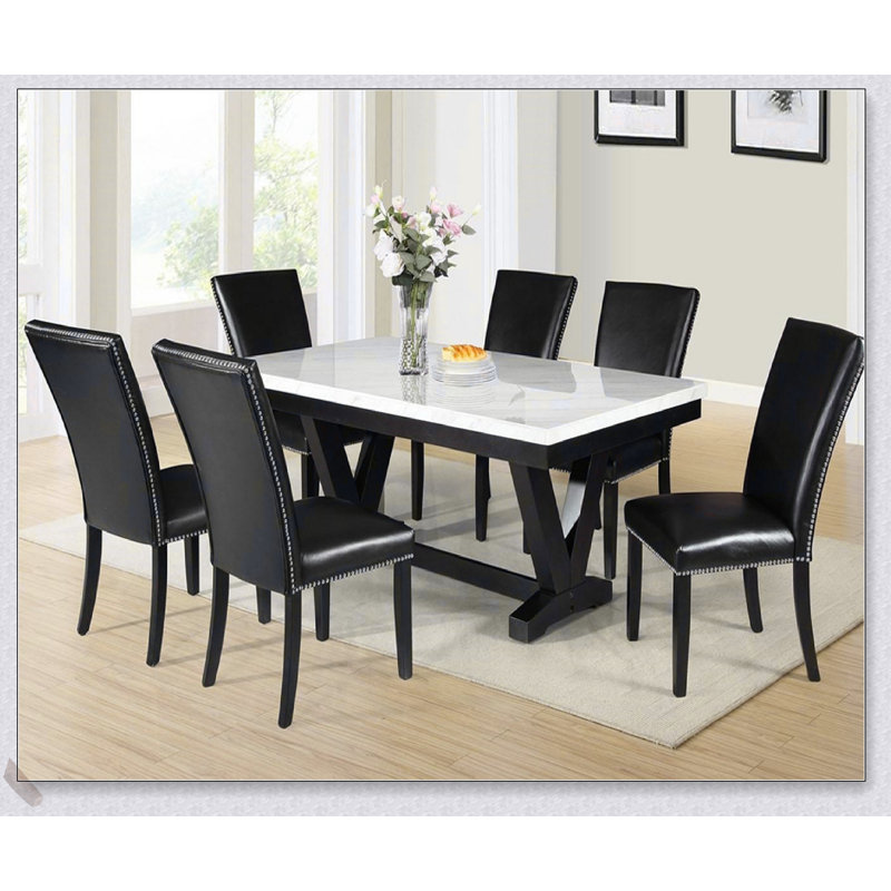 Ensemble de table de salle à manger moderne en faux marbre blanc avec chaises en similicuir noir et garniture cloutée, 7 pièces