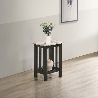 Table de bout moderne et contemporaine avec plateau en faux marbre et pieds en noyer antique